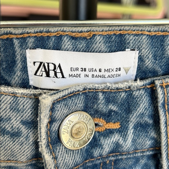 Zara Denim Jean. Size 6. 27” inseam. Raw hem and distressed pockets - Picture 2 of 5